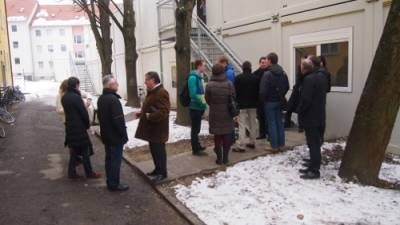 Besuch des Flüchtlingswohnheims Römerstraße am 18.02.2015 - Fraktionsmitglieder vor den neu installierten Wohncontainern.